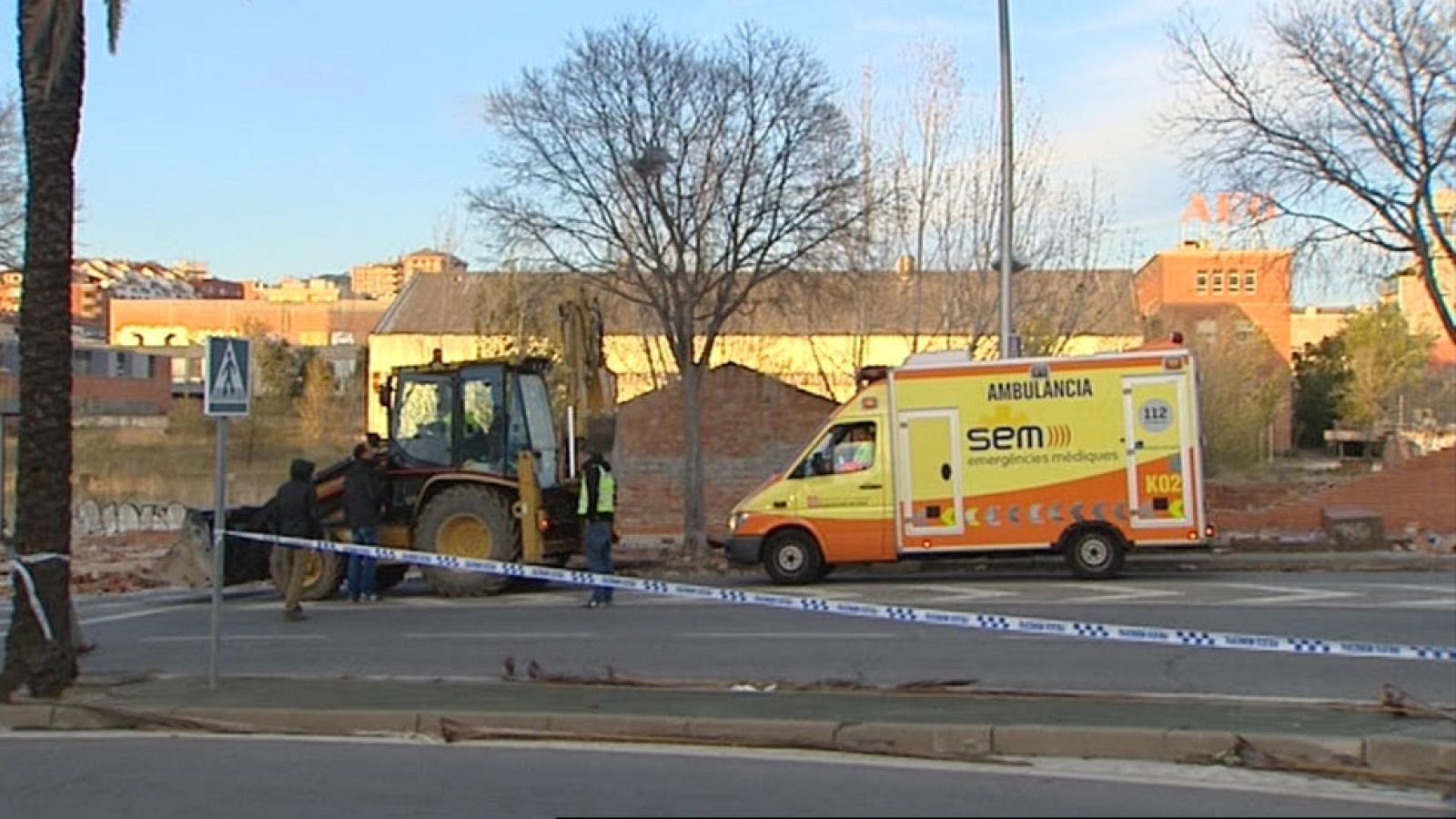 Dos personas mueren en Terrasa, en Barcelona, al caerles encima un muro por el fuerte viento
