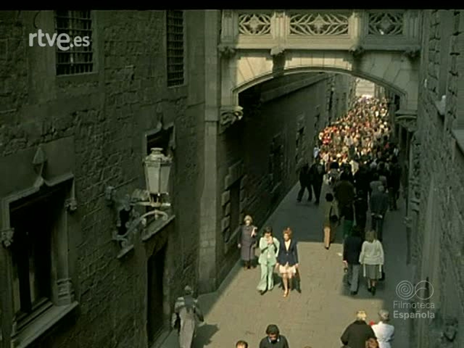 EL DIA DE SAN JORGE EN BARCELONA - Documentales Color | Ver