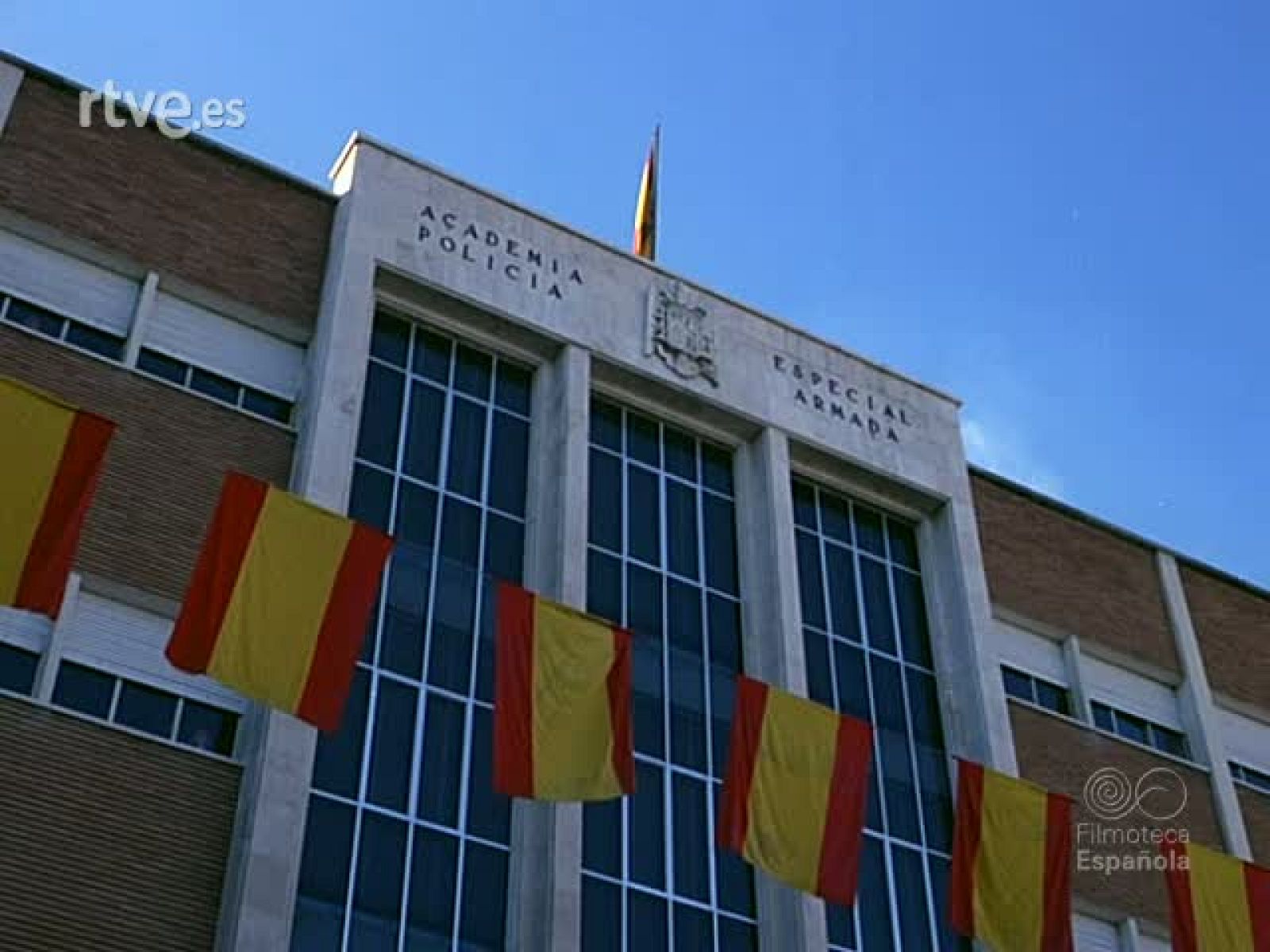 ENTREGA DE LA BANDERA A LA POLICIA ARMADA - Documentales Color | Ver