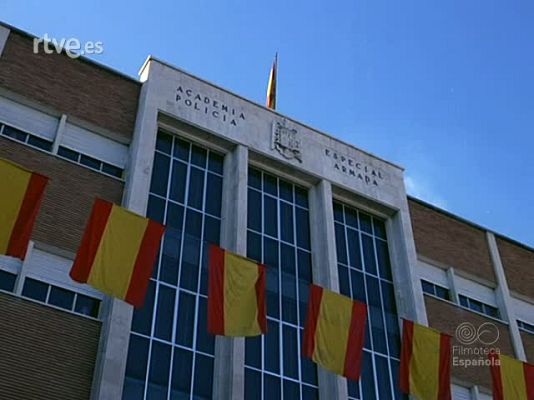 Documentales Color - ENTREGA DE LA BANDERA A LA POLICIA ARMADA