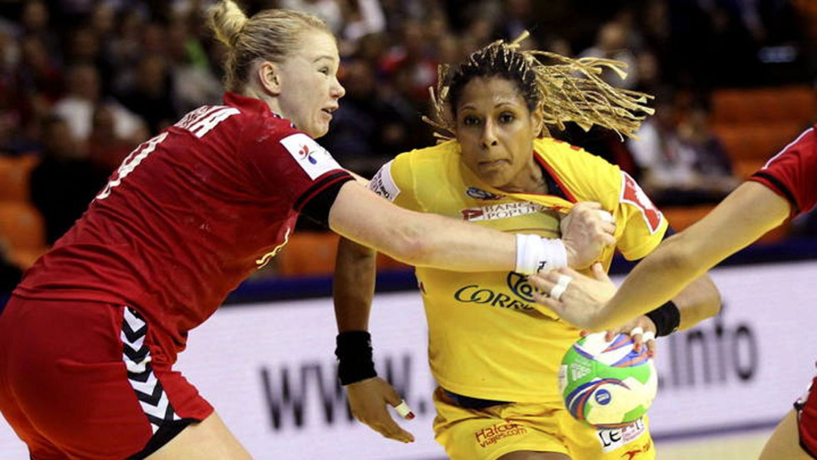 España consiguió un trabajado triunfo sobre Rusia por 24-25 en su segundo partido en el Europeo de balonmano femenino.