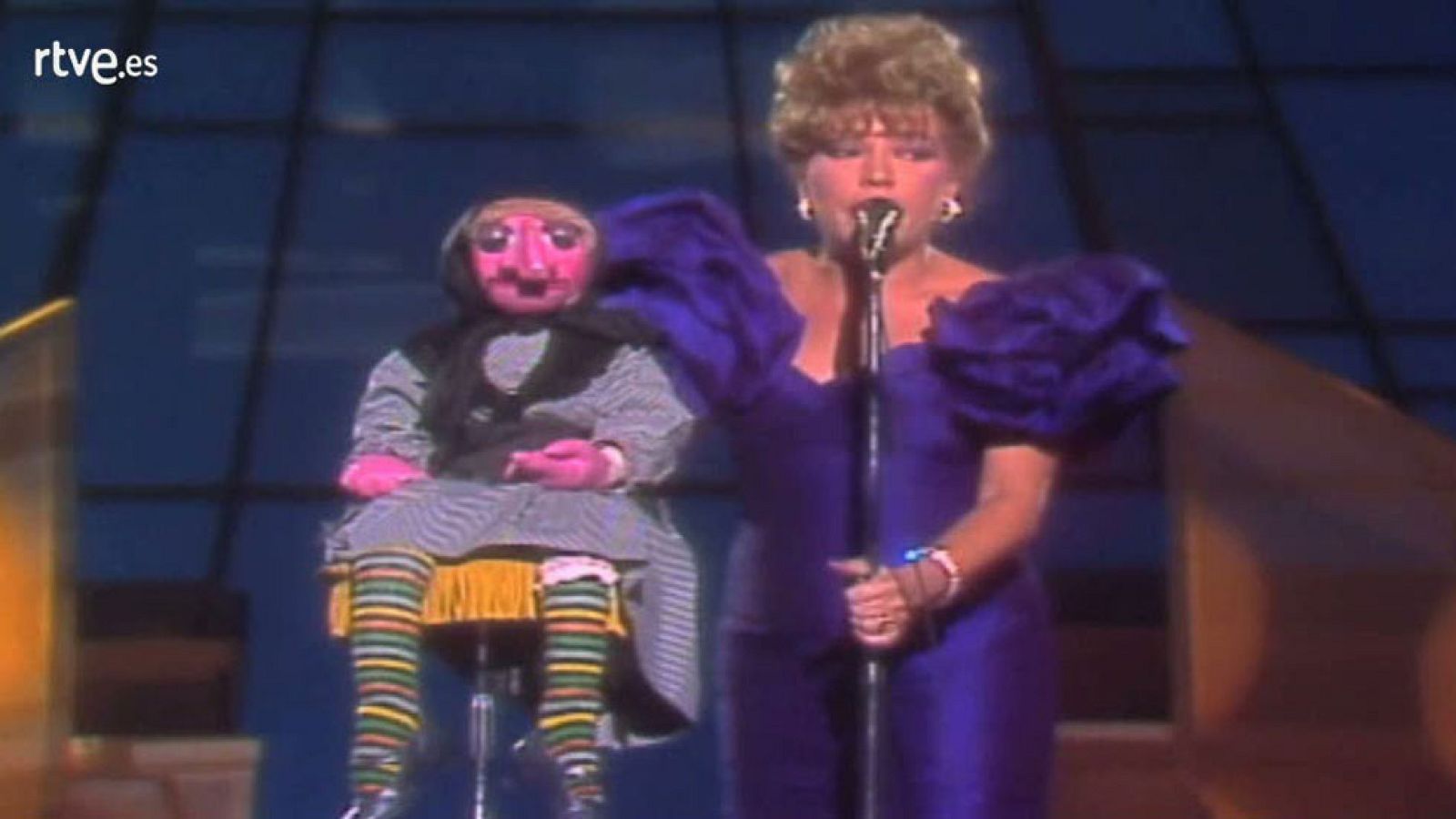 Para votar por este gag manda un SMS con el texto SONRISA ROGELIA al 23001.     