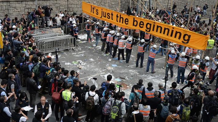 Telediario 1 - Hong Kong inicia el desalojo de los asentamientos