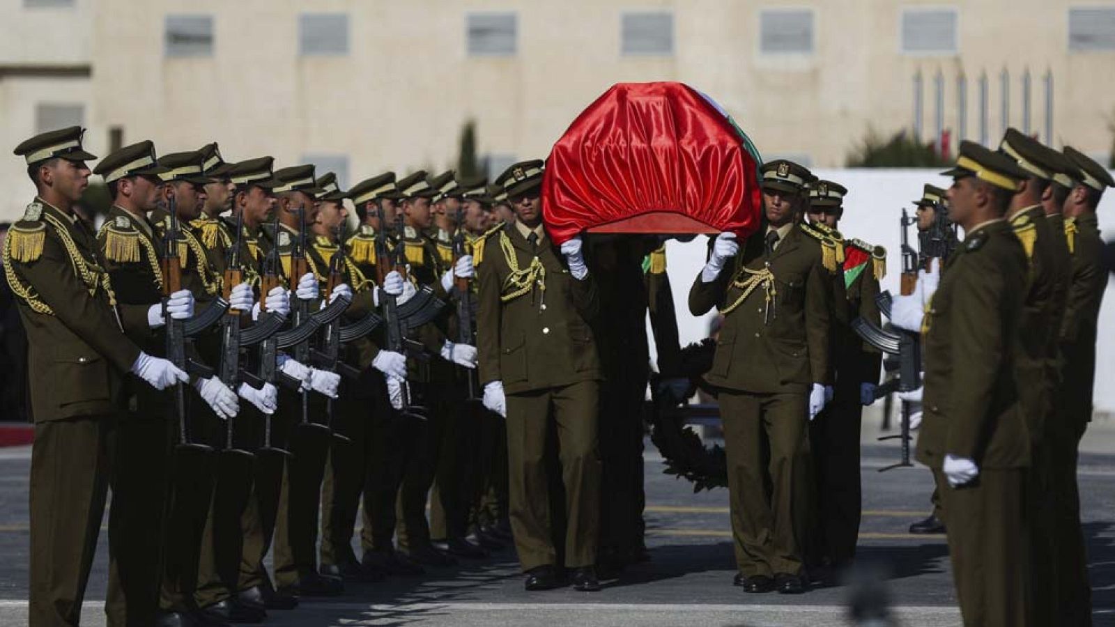 Los palestinos despiden con honores al ministro muerto en una carga israelí | Ver