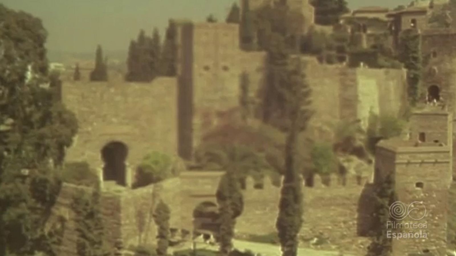 JUEVES SANTO EN MALAGA : EL CRISTO DE LA BUENA MUERTE Y NUESTRA SEÑORA DE LA SOLEDAD - Documentales Color | Ver