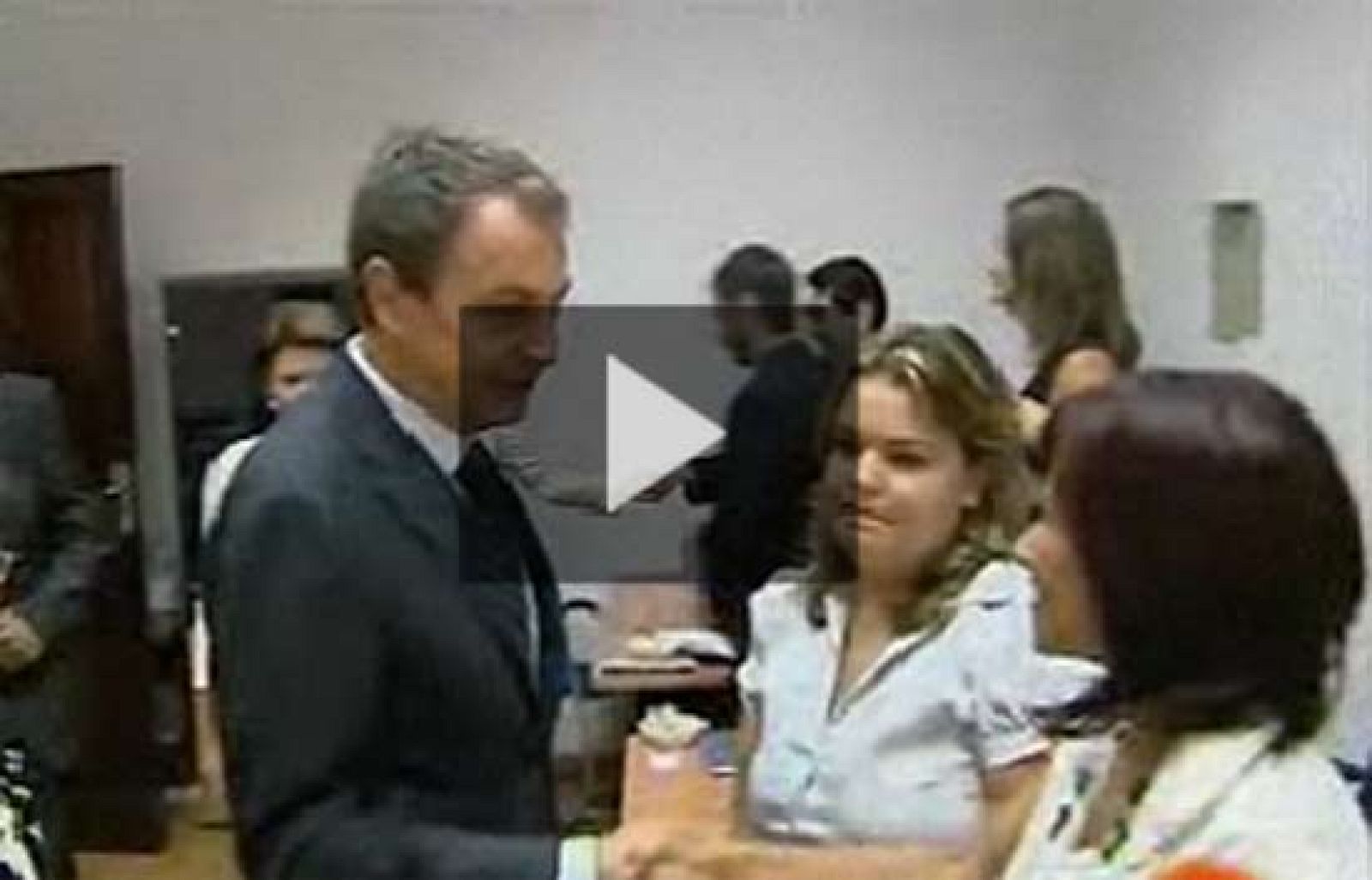 El presidente del Gobierno se reúne con los voluntarios del accidente de Spanair | Ver