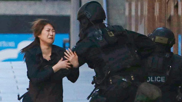 Telediario 1 - Un hombre armado asalta y secuestra a varias personas en una cafetería del centro de Sidney