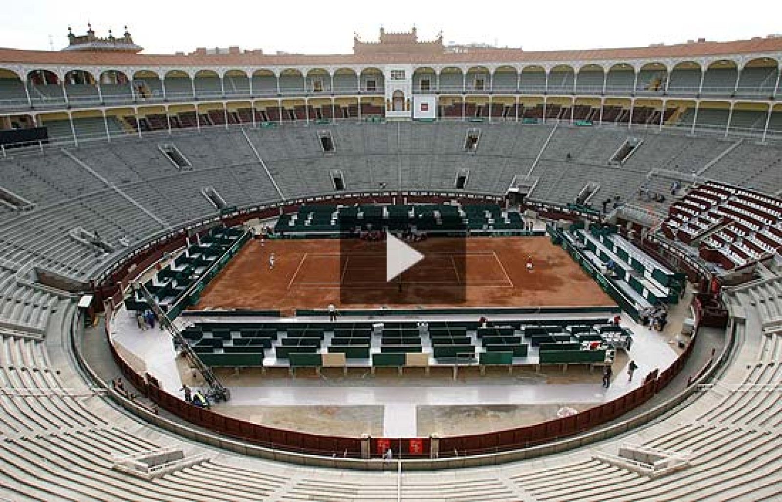 La plaza de toros se transforma en un tiempo récord para acoger la Davis.