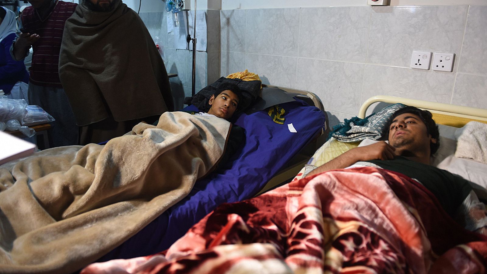 "Nos escondimos debajo de los pupitres, mataron a una profesora y a varios compañeros" | Ver