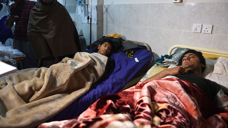 "Nos escondimos debajo de los pupitres, mataron a una profesora y a varios compañeros" | Ver