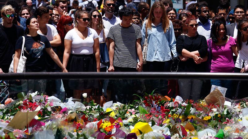 Flores, velas y cánticos en Australia para recordar a los muertos del secuestro en Sídney | Ver
