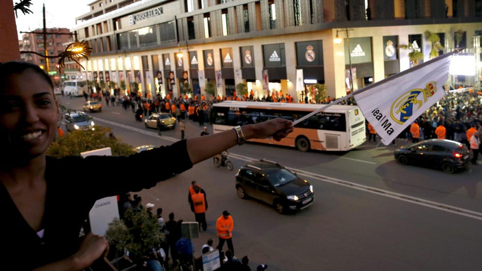 Cerca de 3.000 personas colapsaron la avenida Mohammed V de Marrakech, donde vieron de cerca a sus ídolos del Real Madrid, los jugadores Karim Benzema, Gareth Bale, Asier Illarramendi y Toni Kroos, en un acto publicitario vespertino.
