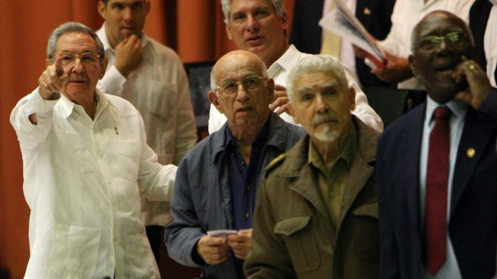 Raúl Castro anuncia para abril de 2016 el VII Congreso de Partido Comunista de Cuba - Informativo 24h | Ver