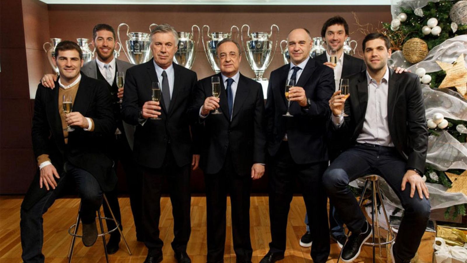 El presidente del Real Madrid, Florentino Pérez; además de Ancelotti, Laso, Casillas, Ramos, Reyes y Llull desearon una feliz Navidad para toda la familia blanca.