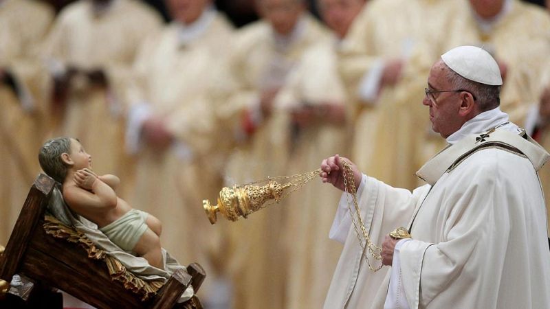 El papa lanza un mensaje de solidaridad a los cristianos de Oriente Medio en la Misa del Gallo