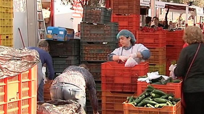 Telediario 1 - Los comedores solidarios dan de comer a miles de personas