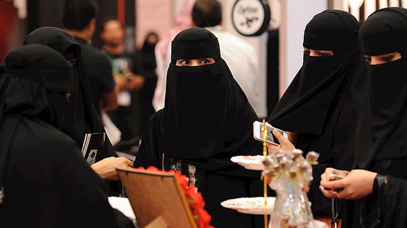 Dos mujeres serán juzgadas en Arabia Saudí ante un tribunal antiterrorista por conducir | Ver