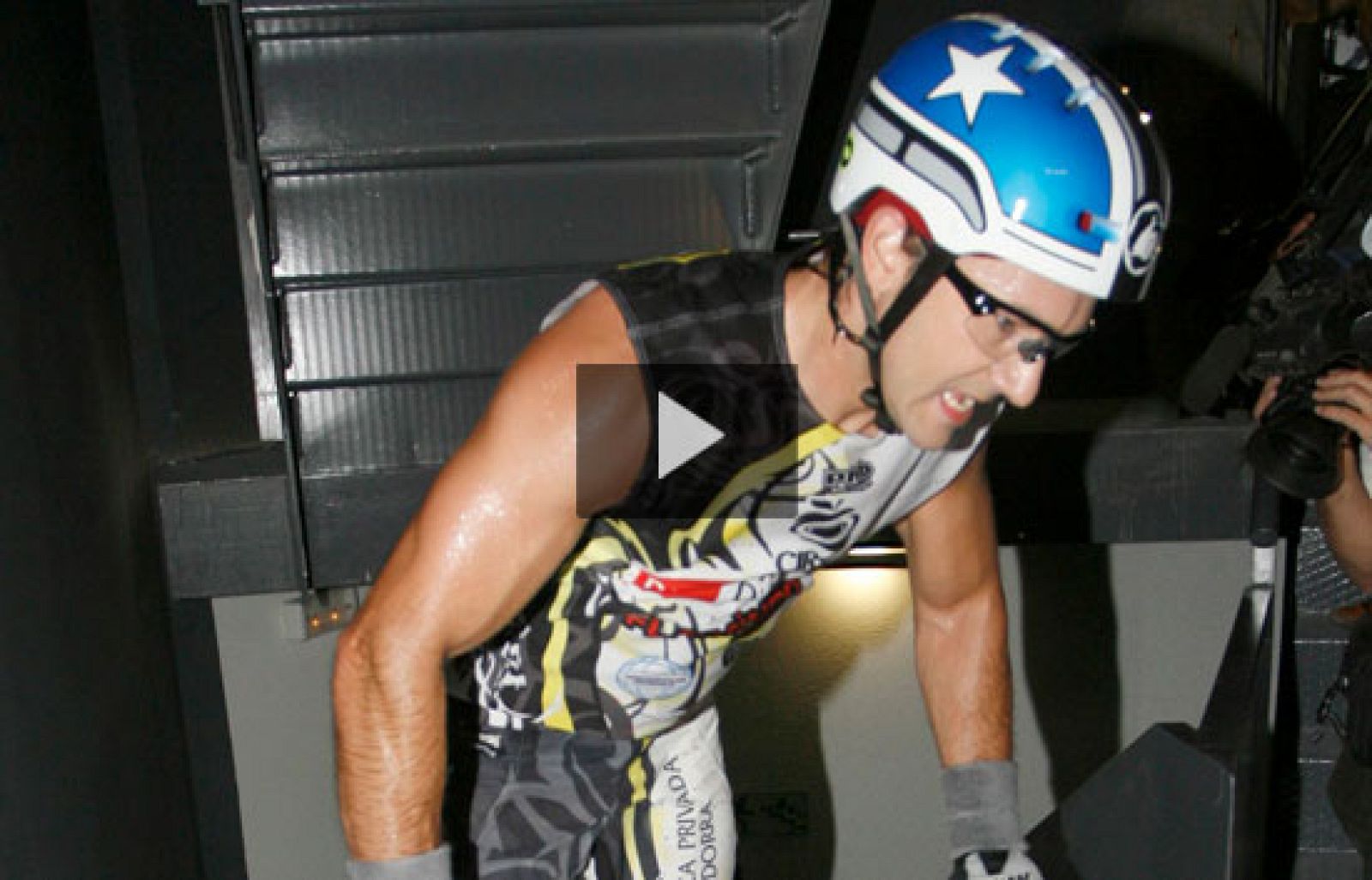 Xavier Casas sube en bicicleta los 1.300 escalones de la torre Sacyr | Ver