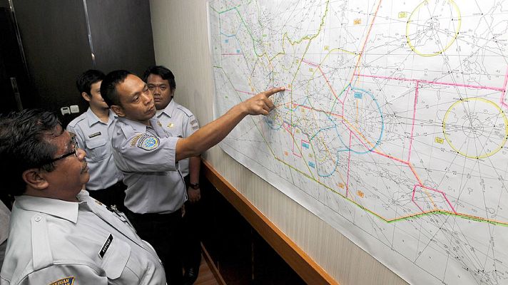 Telediario 1 - Desaparece un avión de Air Asia en territorio de Indonesia