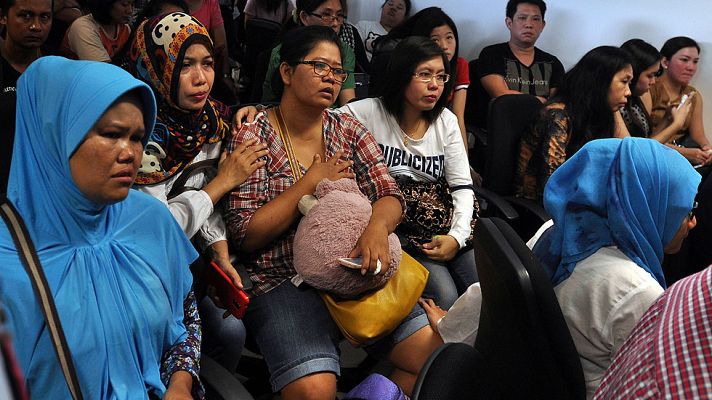 Telediario 1 - Desesperación entre los familiares del avión desaparecido