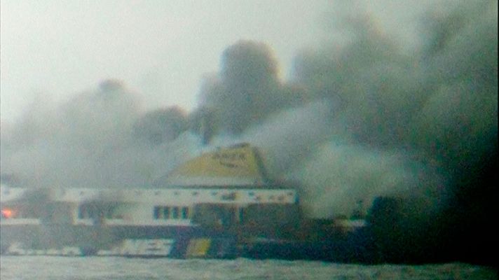 Telediario 1 - Un ferry que hacía el trayecto de Grecia a Italia incendiado