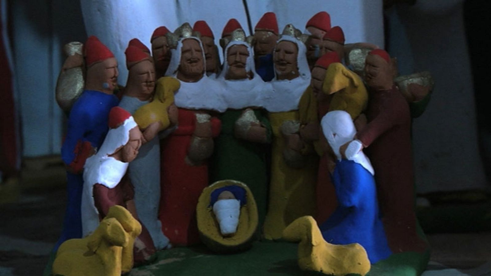 En Marruecos apenas se fijan en los belenes artesanos que fabrican