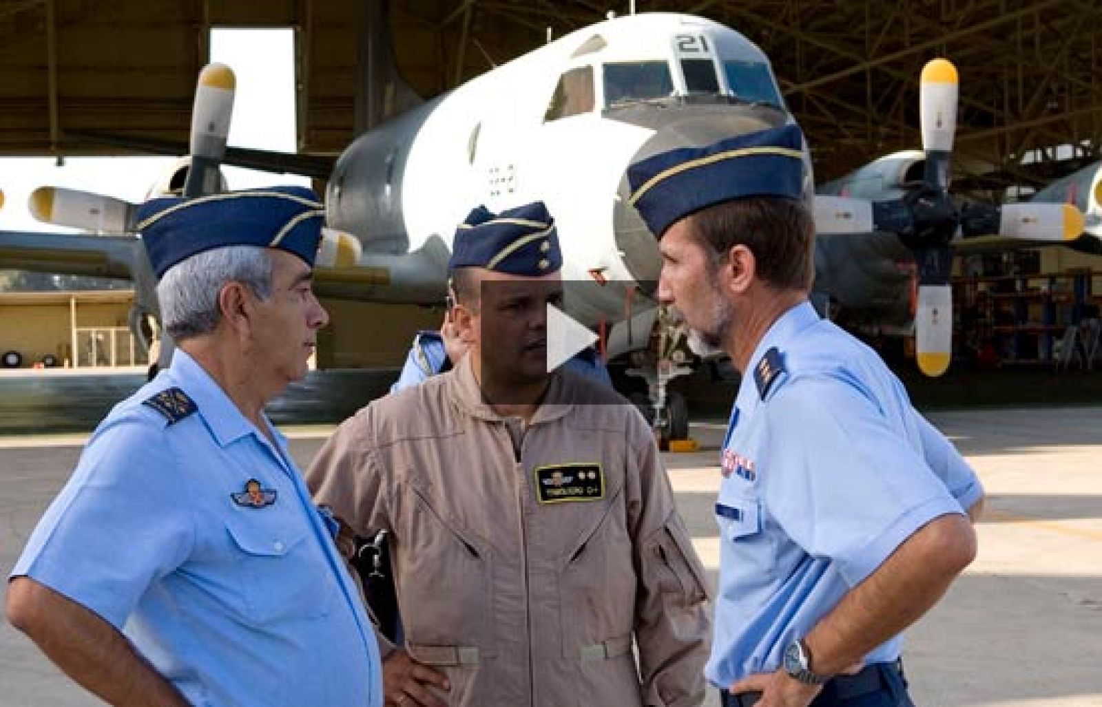 Salida hacia Somalia del avión para vigilar a los piratas | Ver