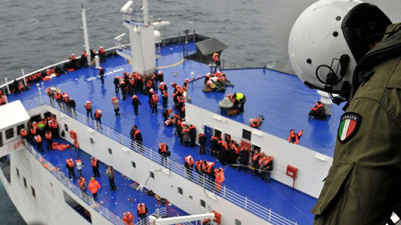 Continúa el rescate de 287 personas a bordo del ferry incendiado entre Grecia e Italia
