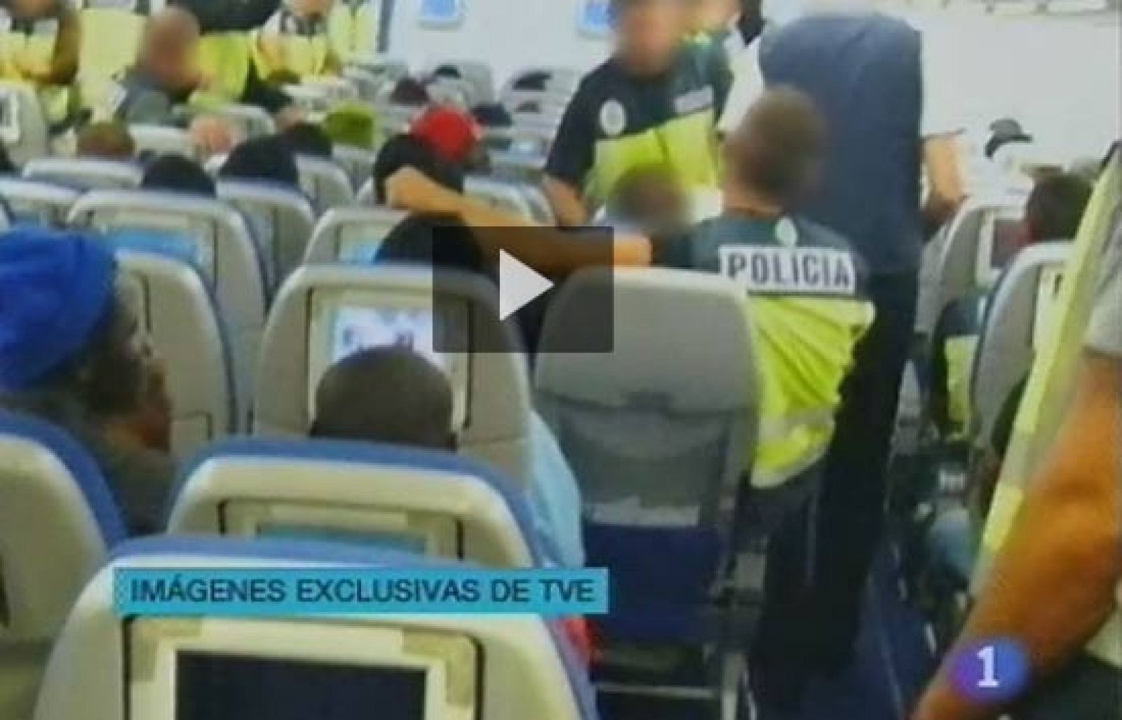 La espera en el avión de los inmigrantes gambianos | Ver