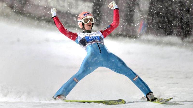 El saltador austriaco Stefan Kraft se ha adjudicado este lunes la  primera prueba de los Cuatro Trampolines, celebrada en la estación  alemana de Oberstdorf, donde se ha impuesta a su compatriota Michael   Hayboeck y al esloveno Peter Prevc. Kraft se