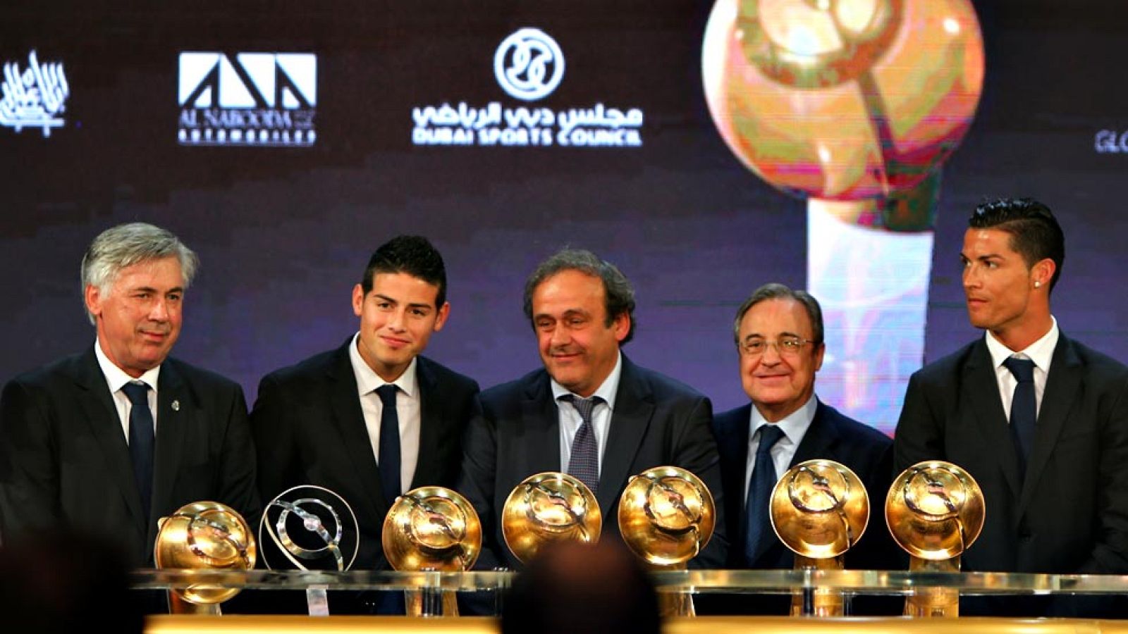 Cristiano Ronaldo, James Rodríguez, Florentino Pérez, Carlo Ancelotti y el Real Madrid como mejor club de 2014, fueron premiados este lunes en la gala "Globe Soccer" y arrasaron en la quinta edición de unos galardones que se entregan en Dubai desde 2