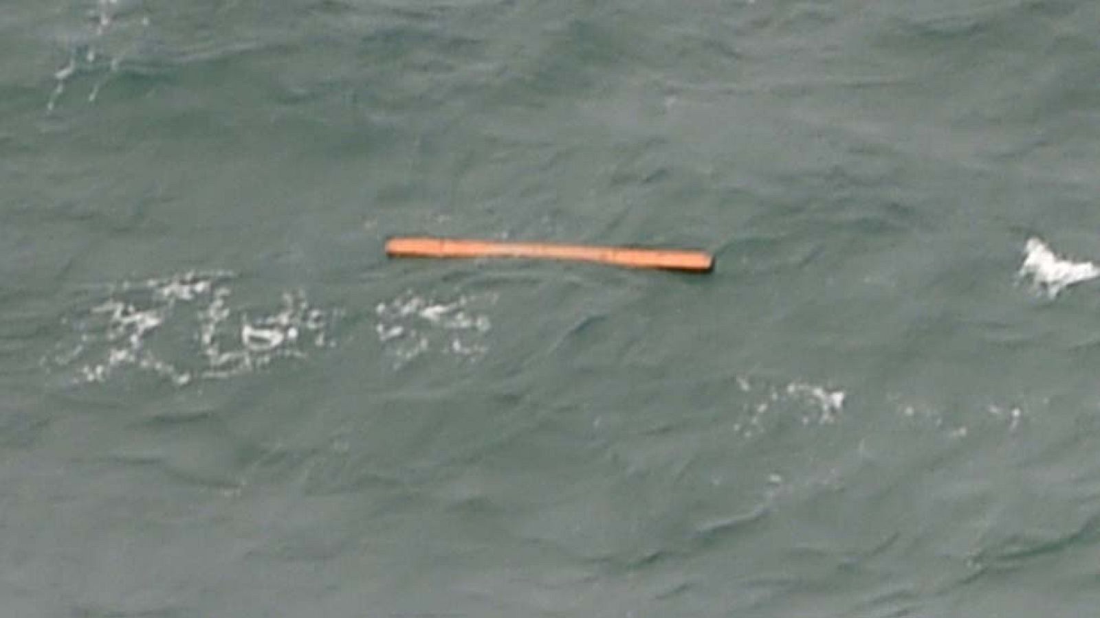 Indonesia confirma el hallazgo de restos del avión de AirAsia desaparecido | Ver