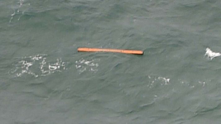 Telediario 1 - Hallan restos del avión de AirAsia desaparecido