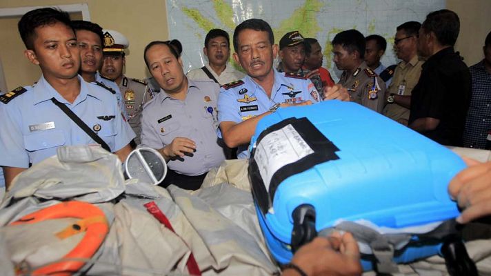 Informativo 24h - Hallan restos del avión de AirAsia