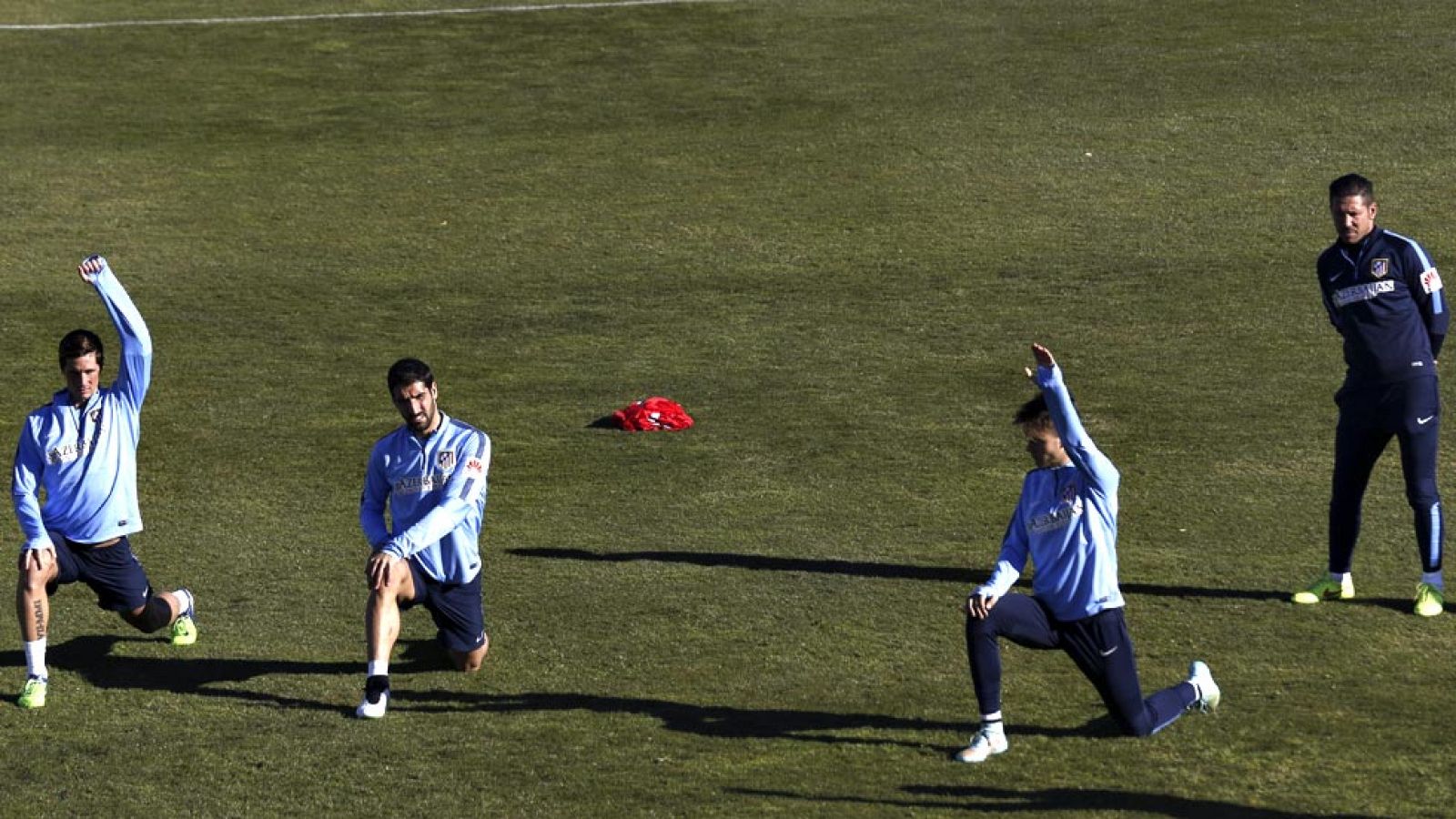 El último fichaje del Atlético de Madrid, Fernando Torres, ha  completado este miércoles su primera sesión de entrenamiento junto al  resto de la plantilla rojiblanca, una primera sesión en la que ha  tenido que pagar la tradicional novatada como nue