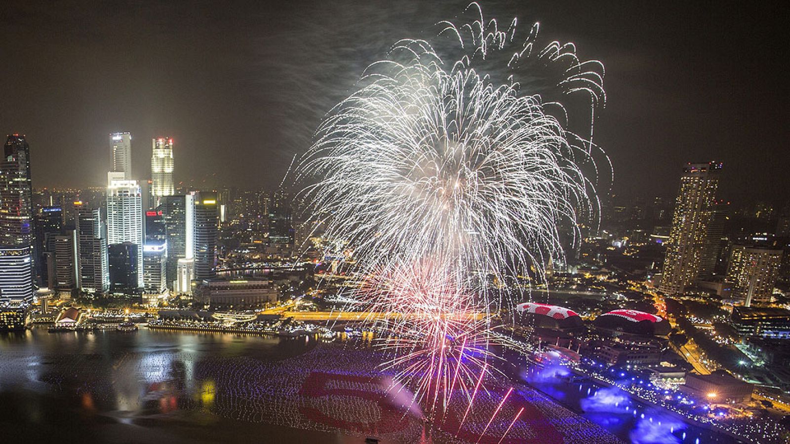 Medio mundo recibe ya al año 2015 | Ver