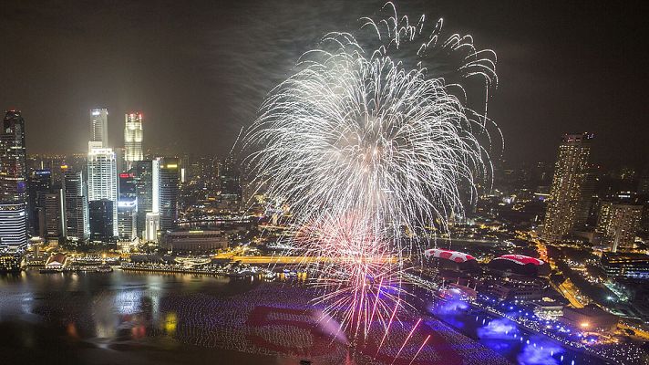 Telediario 1 - Medio mundo recibe ya al año 2015