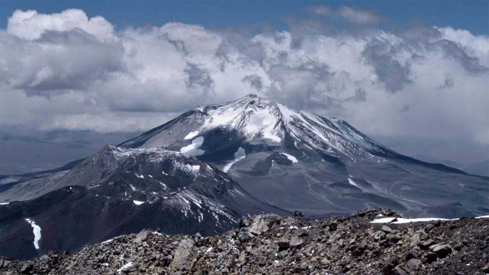 El alpinista vasco Fernando Ossa, donostiarra afincado en Bilbao, ha fallecido tras permanecer dos días aislado en la cordillera de los Andes necesitado de auxilio y en compañía de un compañero de escalada. Paco Vicario, vecino de la localidad vizcaí