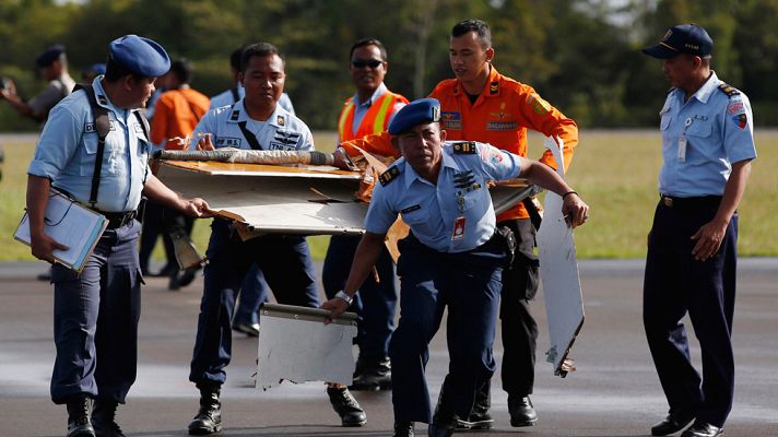  - Expertos internacionales se unen a la búsqueda de las cajas negras del avión AirAsia