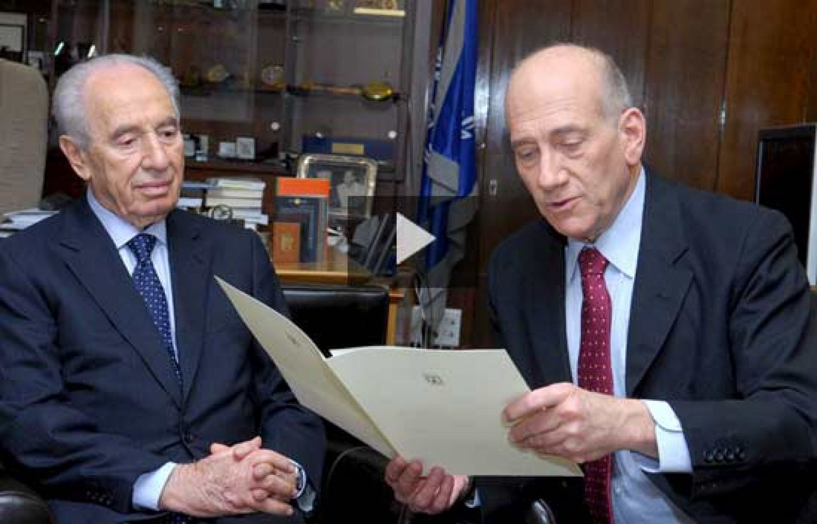 El primer ministro israelí, Ehud Olmert, ha presentado su dimisión, en una breve carta oficial, al presidente israelí, Simón Peres, en su residencia en Jerusalén (21/09/08).