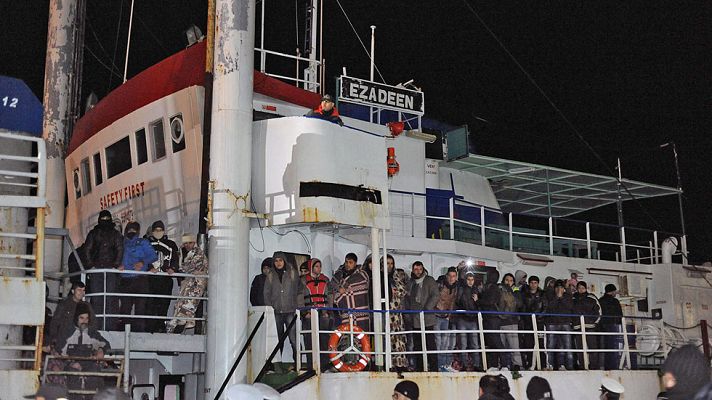 Informativo 24h - Llega a puerto italiano el Ezadeen, el barco mercante con 450 inmigrantes a bordo