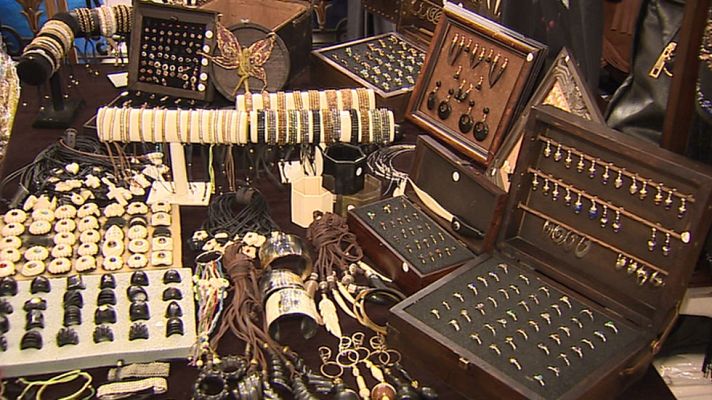 Telediario 1 - Mercadillos navideños a rebosar en víspera de Reyes