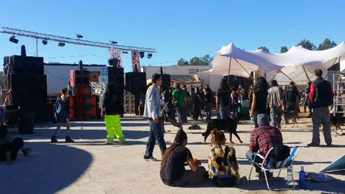 Telediario 1 - Cerca de mil personas celebran aún Nochevieja en la "rave"