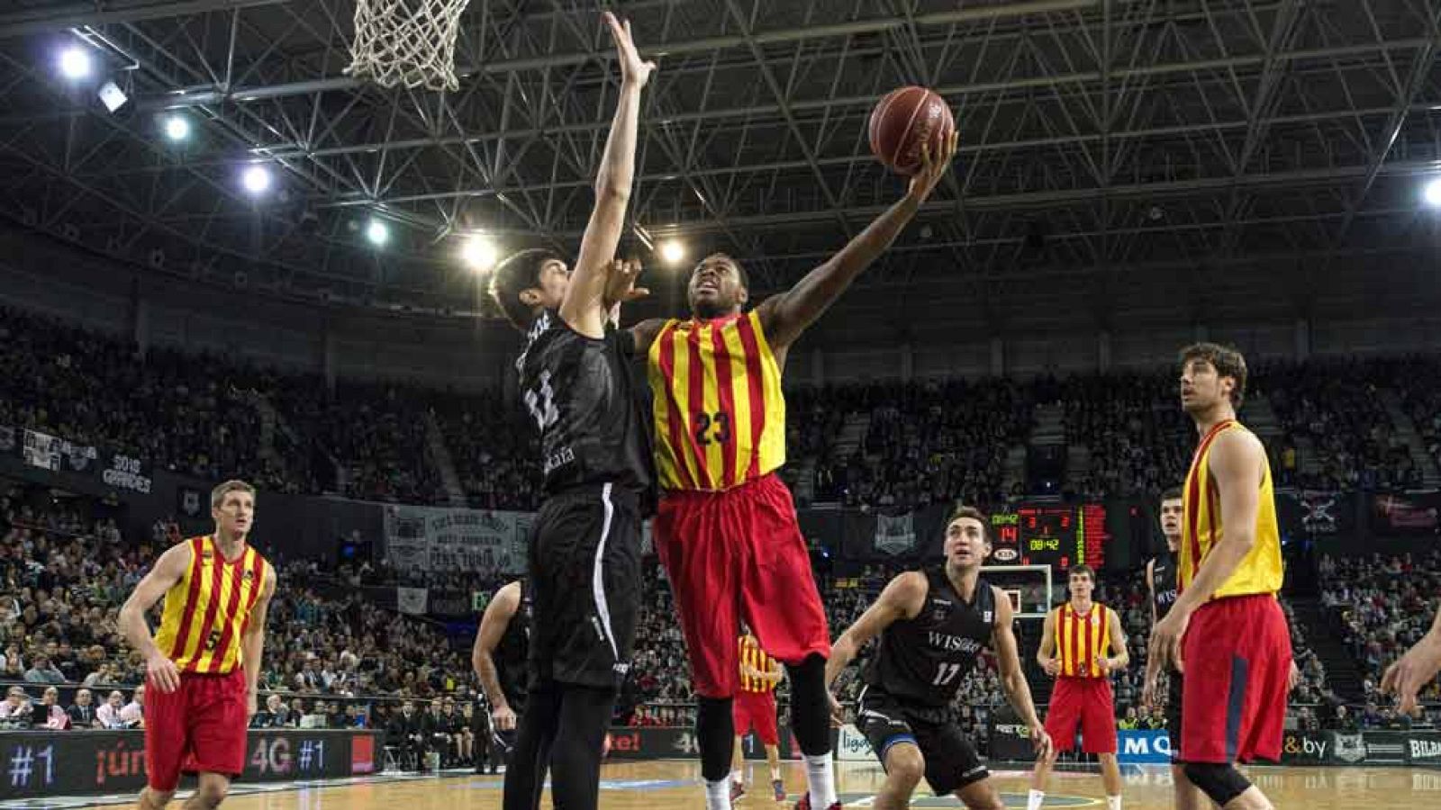 El Bilbao Basket sigue lanzado y tras batir en casa al Real Madrid, ha hecho lo propio con el Barça: 73-67 para colocarse provisionalmente segundo y clasificarse de modo matemático para la Copa del Rey.