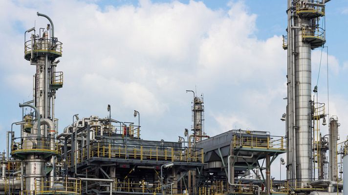 Telediario 1 - El aumento de la oferta de petróleo unido a la menor demanda, causantes de la caída de precios del crudo