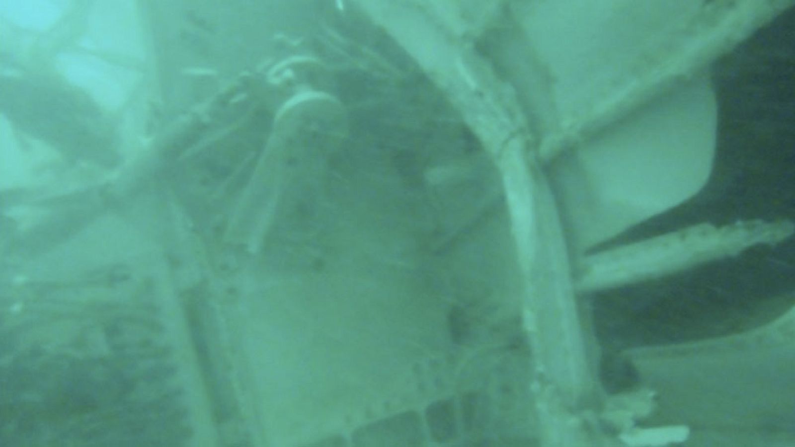 Encuentran en el fondo del mar de Java, restos de la cola del avión de AirAsia