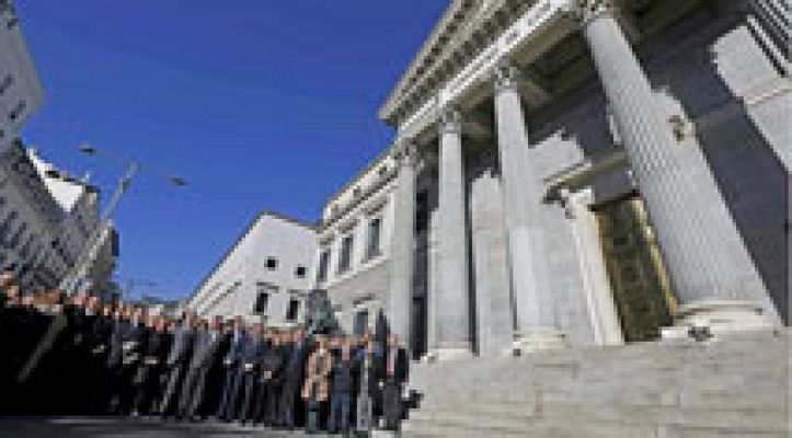 Informativo 24h - Congreso y Senado guardan un minuto de silencio en repulsa por atentado de París