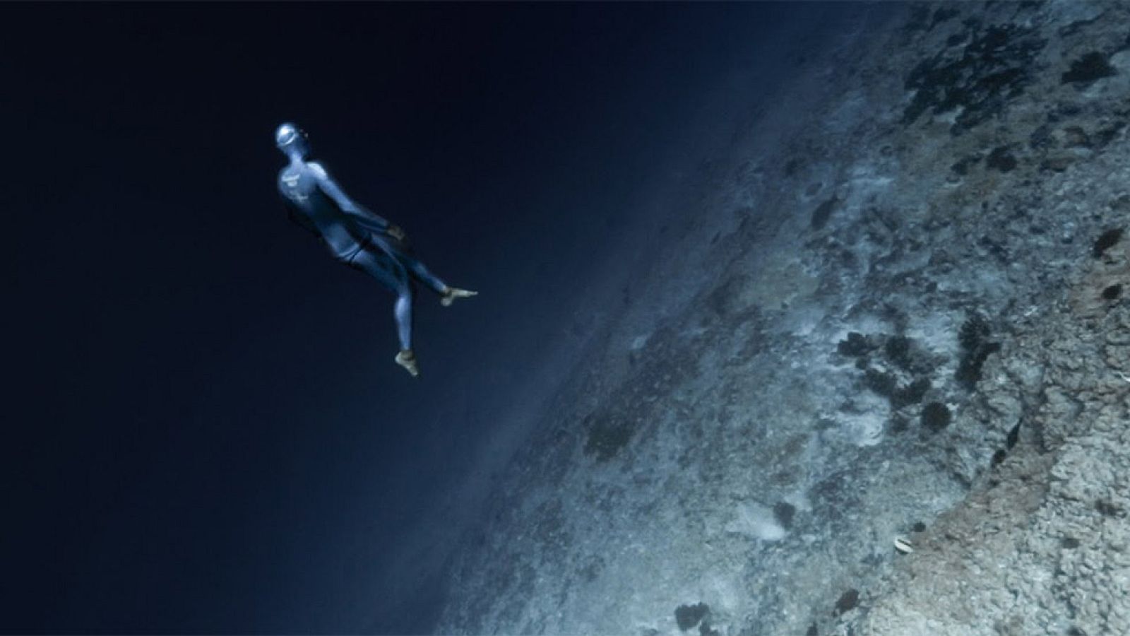 La espectacular coreografía de un buceador simulando la ingravidez centra el impresionante cortometraje subacuático de Guillaume Néry y Julie Gautier.