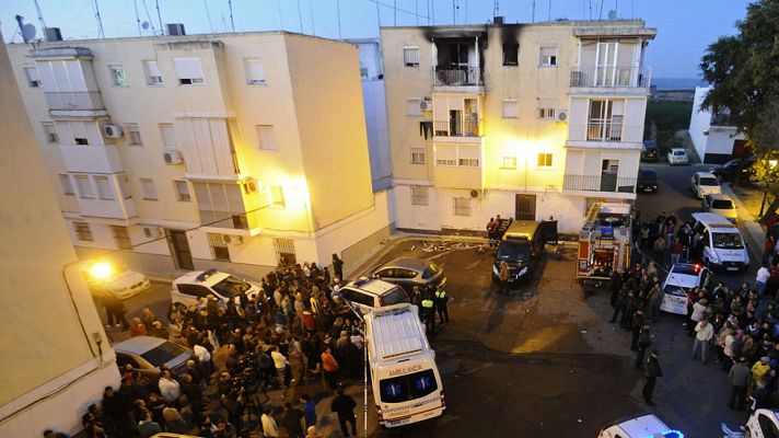 Telediario 1 - Una mujer y sus dos hijos mueren en un incendio en Lora del Río