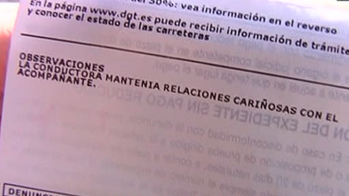 España Directo - Multada por recibir un beso mientras conducía